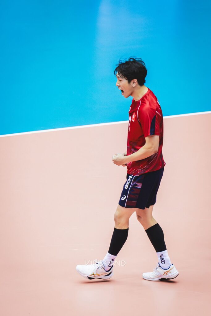 香港男子排球代表隊隊長 袁思偉,平日也是一名小學老師。兩個身份都要求同一種能力:在眾聲喧嘩之中保持專注,在有限時間裡做最踏實的準備。談到亞運,他沒有把話說得很滿,反而更想把球迷最關心的地方講清楚,然後把焦點放回球場:因為真正能為機會加分的,始終是表現與累積。