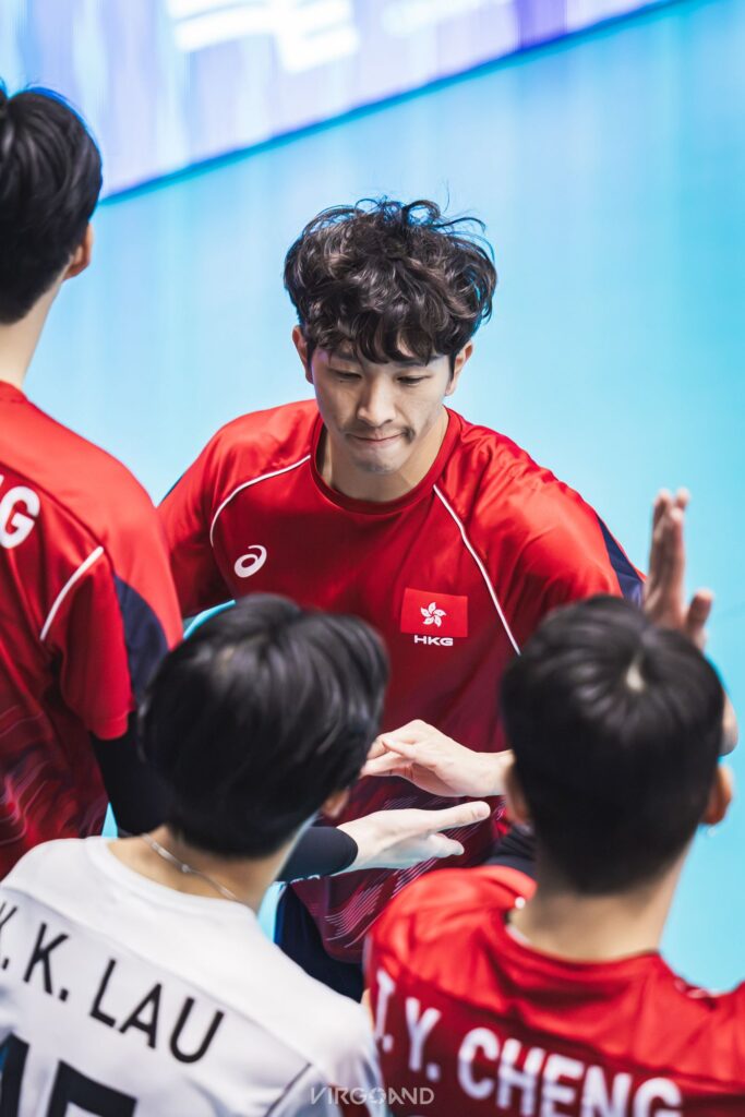 香港男子排球代表隊隊長 袁思偉,平日也是一名小學老師。兩個身份都要求同一種能力:在眾聲喧嘩之中保持專注,在有限時間裡做最踏實的準備。談到亞運,他沒有把話說得很滿,反而更想把球迷最關心的地方講清楚,然後把焦點放回球場:因為真正能為機會加分的,始終是表現與累積。