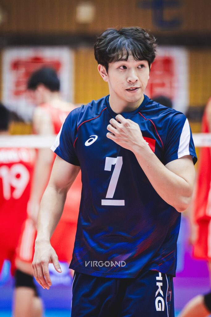 香港男子排球代表隊隊長 袁思偉,平日也是一名小學老師。兩個身份都要求同一種能力:在眾聲喧嘩之中保持專注,在有限時間裡做最踏實的準備。談到亞運,他沒有把話說得很滿,反而更想把球迷最關心的地方講清楚,然後把焦點放回球場:因為真正能為機會加分的,始終是表現與累積。