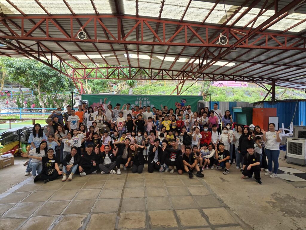 腦之家｜營運總監｜周家儀Anita在訪問中談到的，不是什麼高深理論，也不是一套華麗口號。她更在意的是：把「腦」這件事講到夠清楚、夠生活化，讓家長聽得懂，回到家也真的做得到。二十多年來，她跟隨郭文玉博士學習、在不同地方累積經驗，從腦部訓練到家長教育、從評估到講座，做的始終是同一件事——把孩子的狀態看明白，把方法用得踏實，讓家庭少一點硬撐，多一點有效的改變。