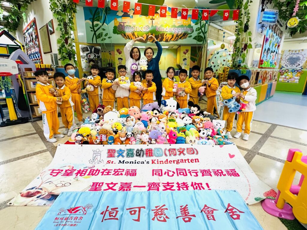 有些力量，不靠口號，也不靠轟轟烈烈的場面，而是藏在一個很小的選擇中：當社會氣氛變得沉重，有人仍願意先蹲下來，聽孩子一句「我有啲驚」，再用最溫柔、最貼近他們的方法，把安全感一點一點接回來。聖文嘉幼稚園（何文田）葉潔美校長一直相信，教育不只發生在課室與課本上，更發生在每一次「我哋一齊」——大人牽着孩子，學保護自己，也學怎樣照顧別人。而她所說的「愛的教育」，不是口號，而是大人願意先理解孩子正在經歷甚麼，先承接情緒、守住關係，再一步一步把方法與界線教清楚。