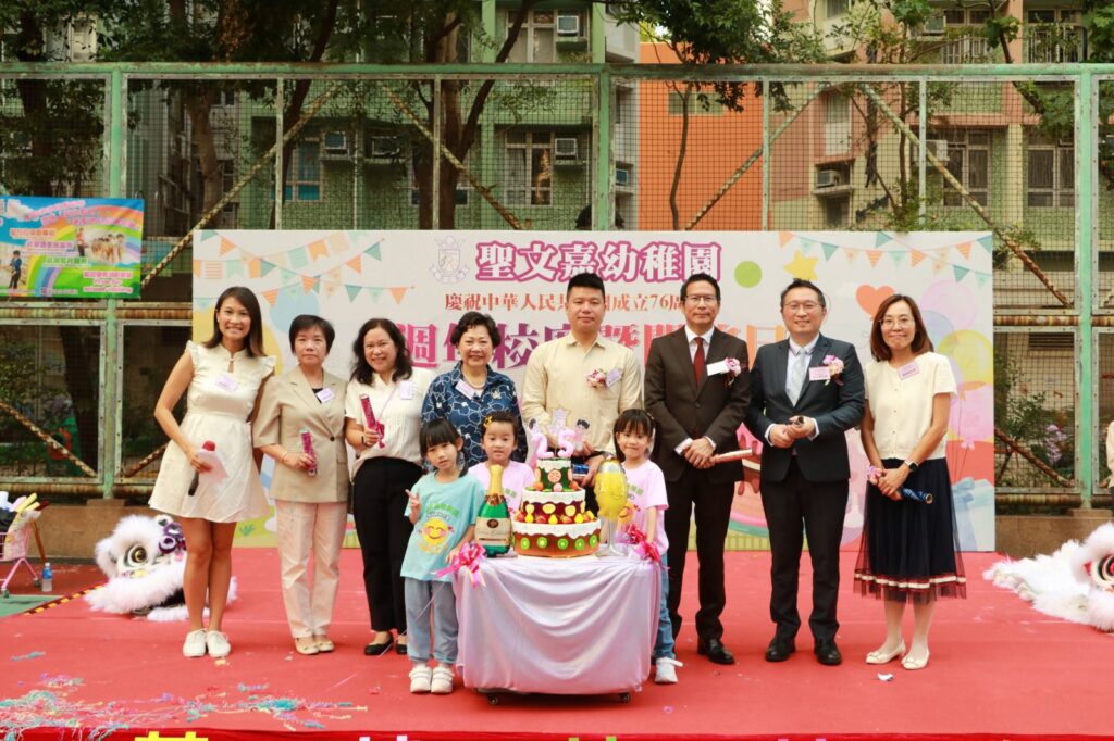 有些力量，不靠口號，也不靠轟轟烈烈的場面，而是藏在一個很小的選擇中：當社會氣氛變得沉重，有人仍願意先蹲下來，聽孩子一句「我有啲驚」，再用最溫柔、最貼近他們的方法，把安全感一點一點接回來。聖文嘉幼稚園（何文田）葉潔美校長一直相信，教育不只發生在課室與課本上，更發生在每一次「我哋一齊」——大人牽着孩子，學保護自己，也學怎樣照顧別人。而她所說的「愛的教育」，不是口號，而是大人願意先理解孩子正在經歷甚麼，先承接情緒、守住關係，再一步一步把方法與界線教清楚。