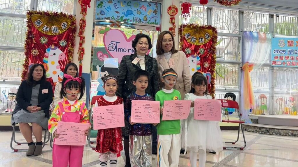 有些力量，不靠口號，也不靠轟轟烈烈的場面，而是藏在一個很小的選擇中：當社會氣氛變得沉重，有人仍願意先蹲下來，聽孩子一句「我有啲驚」，再用最溫柔、最貼近他們的方法，把安全感一點一點接回來。聖文嘉幼稚園（何文田）葉潔美校長一直相信，教育不只發生在課室與課本上，更發生在每一次「我哋一齊」——大人牽着孩子，學保護自己，也學怎樣照顧別人。而她所說的「愛的教育」，不是口號，而是大人願意先理解孩子正在經歷甚麼，先承接情緒、守住關係，再一步一步把方法與界線教清楚。