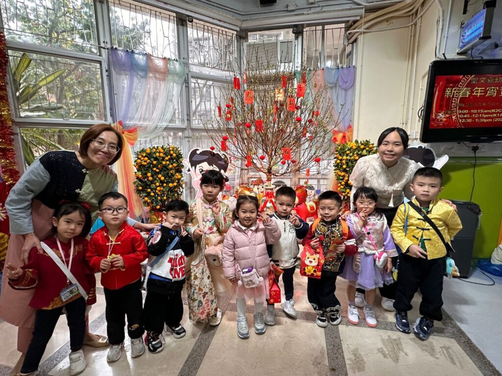 走進聖文嘉幼稚園（何文田），最先感受到的不是標語或制度，而是老師願意放慢腳步，蹲下來聽孩子把話說完，也願意耐心回應家長的疑問所帶來的安全感。葉潔美校長談教育，話題總會回到同一個起點：大人願意先理解孩子正在經歷甚麼，然後再一步一步帶他學會表達、學會選擇、學會承擔。她說，很高興加入這個團隊，因為這裡的核心理念，正正回應了她一直認同的教育方向——先以關懷與理解作起點，再把規矩與能力教清楚。