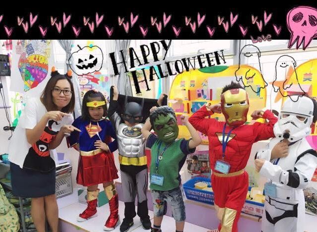 有些力量，不靠口號，也不靠轟轟烈烈的場面，而是藏在一個很小的選擇中：當社會氣氛變得沉重，有人仍願意先蹲下來，聽孩子一句「我有啲驚」，再用最溫柔、最貼近他們的方法，把安全感一點一點接回來。聖文嘉幼稚園（何文田）葉潔美校長一直相信，教育不只發生在課室與課本上，更發生在每一次「我哋一齊」——大人牽着孩子，學保護自己，也學怎樣照顧別人。而她所說的「愛的教育」，不是口號，而是大人願意先理解孩子正在經歷甚麼，先承接情緒、守住關係，再一步一步把方法與界線教清楚。