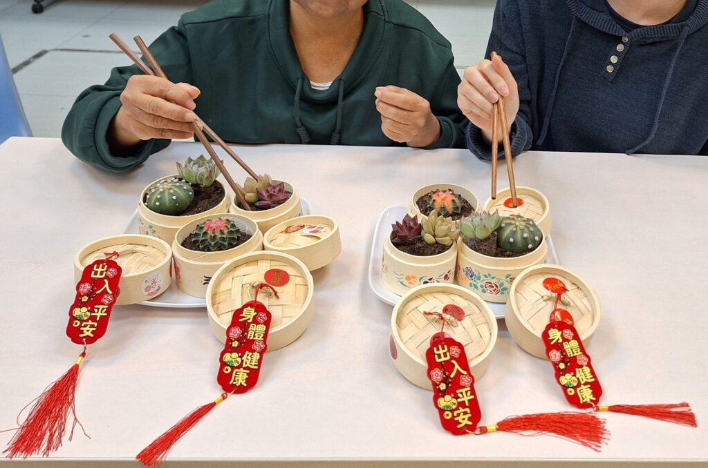 在不少人眼中,「退休」像是一段慢下來的日子;但對鍾富華(Samuel)而言,退休更像是把多年累積的經驗,換一種方式繼續發光。他退休前是「柔莊之家」的經理,工作內容涵蓋宿舍單位的日常運作與團隊協調,也長年服務輕度至中輕度智障人士。離開全職崗位後,他沒有停下來,反而更確定:自己想把「園藝種植」的興趣,做成能讓人重新相信自己的平台。