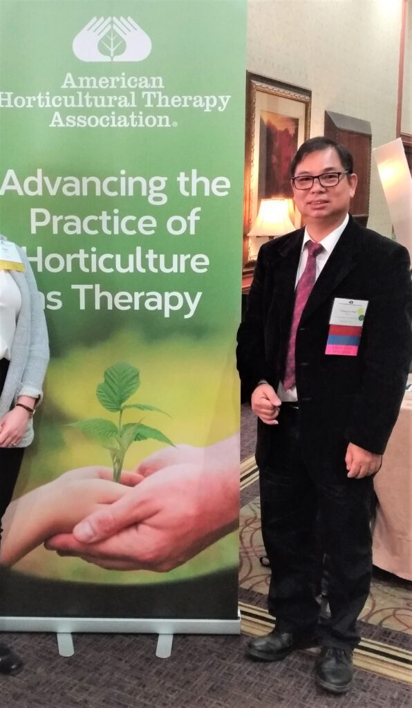 在不少人眼中,「退休」像是一段慢下來的日子;但對鍾富華(Samuel)而言,退休更像是把多年累積的經驗,換一種方式繼續發光。他退休前是「柔莊之家」的經理,工作內容涵蓋宿舍單位的日常運作與團隊協調,也長年服務輕度至中輕度智障人士。離開全職崗位後,他沒有停下來,反而更確定:自己想把「園藝種植」的興趣,做成能讓人重新相信自己的平台。