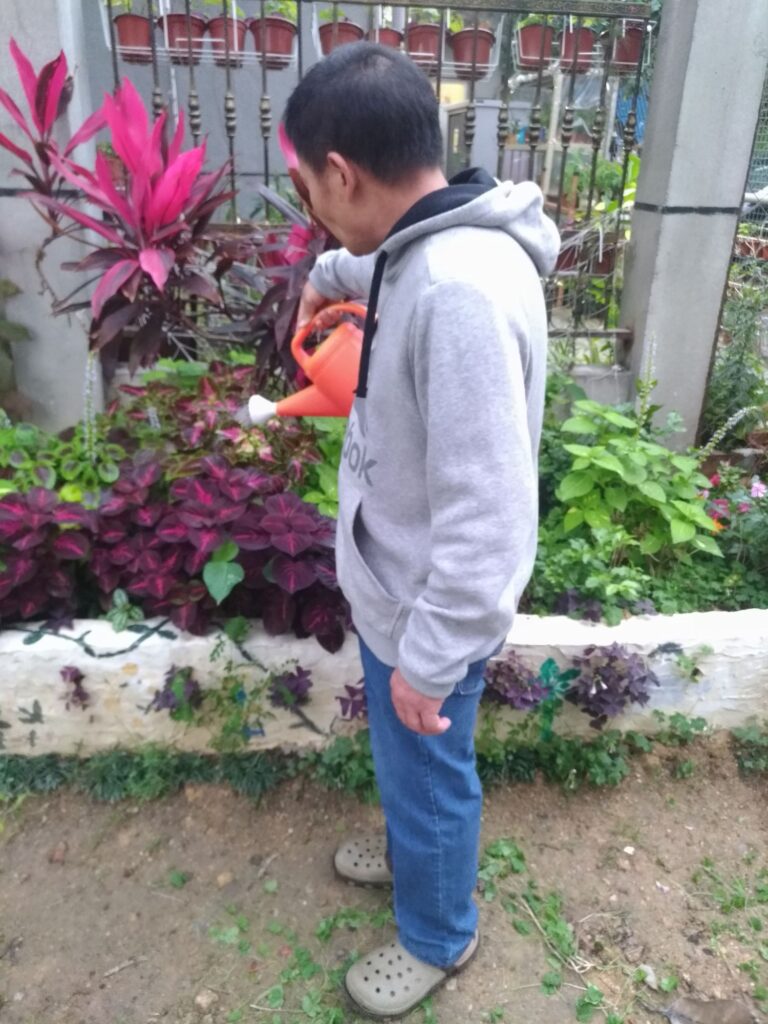 在不少人眼中,「退休」像是一段慢下來的日子;但對鍾富華(Samuel)而言,退休更像是把多年累積的經驗,換一種方式繼續發光。他退休前是「柔莊之家」的經理,工作內容涵蓋宿舍單位的日常運作與團隊協調,也長年服務輕度至中輕度智障人士。離開全職崗位後,他沒有停下來,反而更確定:自己想把「園藝種植」的興趣,做成能讓人重新相信自己的平台。