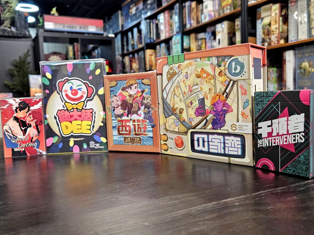 在香港，一個會計師的日常可能離創意產業相去甚遠。但對李獲期 Warkey 來說，這兩者的界線從來模糊。他不僅是一名專業會計師，更是桌上遊戲的設計者與推廣者，在人生的不同階段裡，他一直在找尋讓人與人之間產生連結的方式。