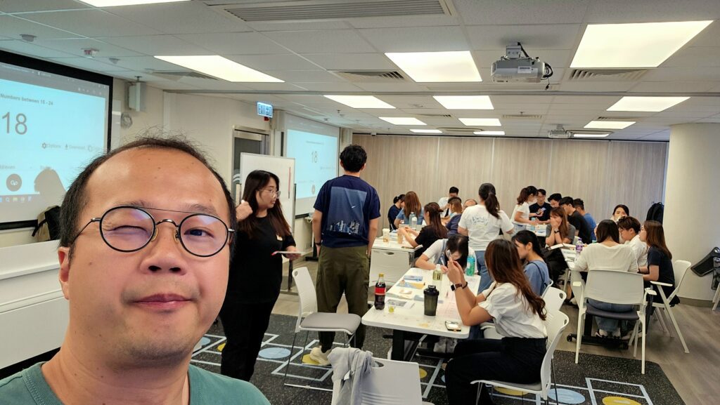 在香港，一個會計師的日常可能離創意產業相去甚遠。但對李獲期 Warkey 來說，這兩者的界線從來模糊。他不僅是一名專業會計師，更是桌上遊戲的設計者與推廣者，在人生的不同階段裡，他一直在找尋讓人與人之間產生連結的方式。