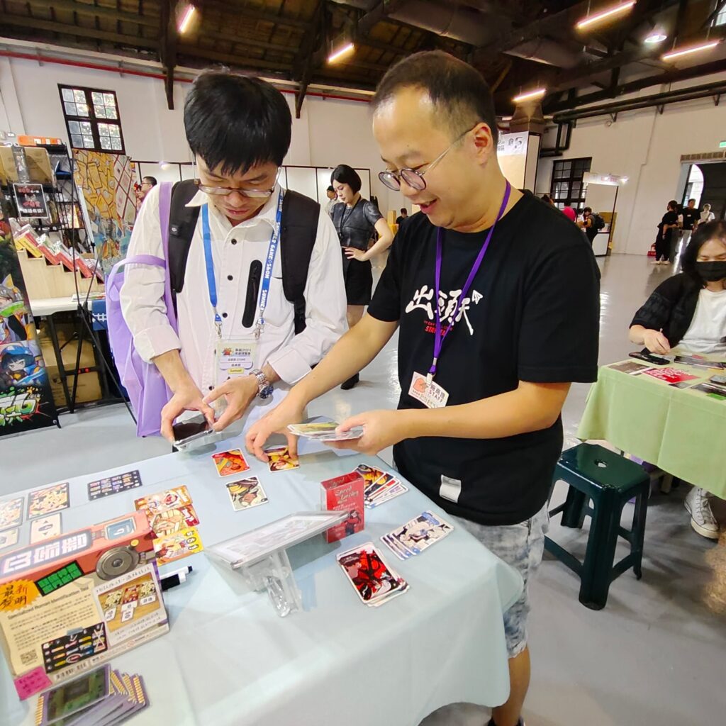 在香港，一個會計師的日常可能離創意產業相去甚遠。但對李獲期 Warkey 來說，這兩者的界線從來模糊。他不僅是一名專業會計師，更是桌上遊戲的設計者與推廣者，在人生的不同階段裡，他一直在找尋讓人與人之間產生連結的方式。