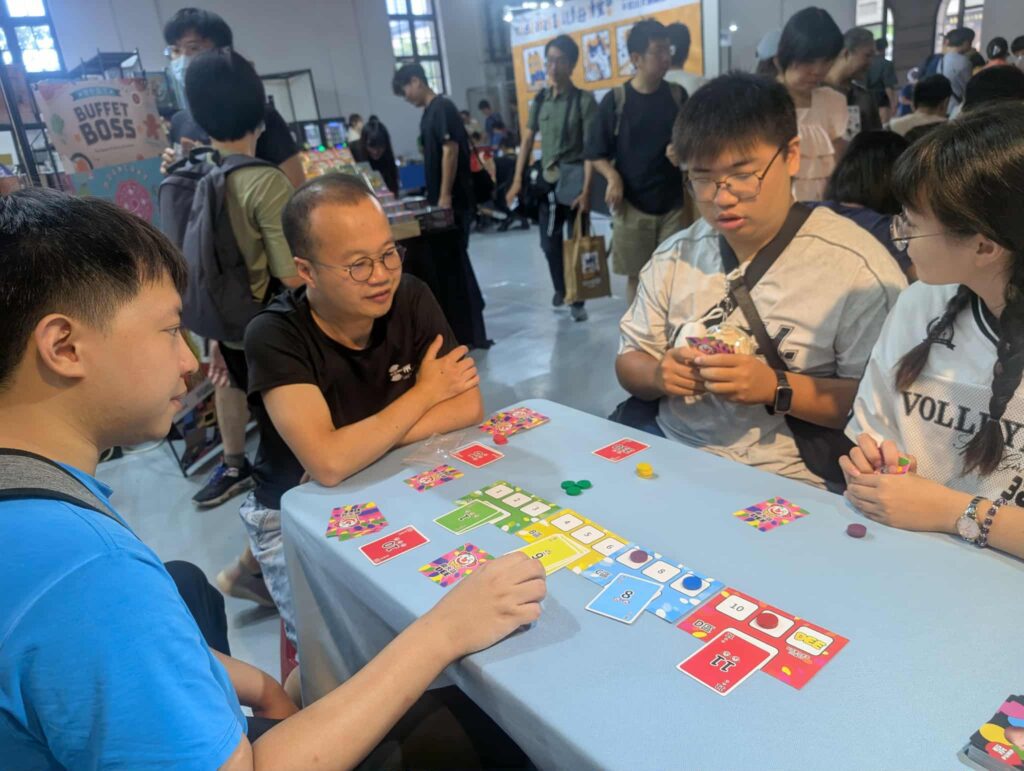 在香港，一個會計師的日常可能離創意產業相去甚遠。但對李獲期 Warkey 來說，這兩者的界線從來模糊。他不僅是一名專業會計師，更是桌上遊戲的設計者與推廣者，在人生的不同階段裡，他一直在找尋讓人與人之間產生連結的方式。