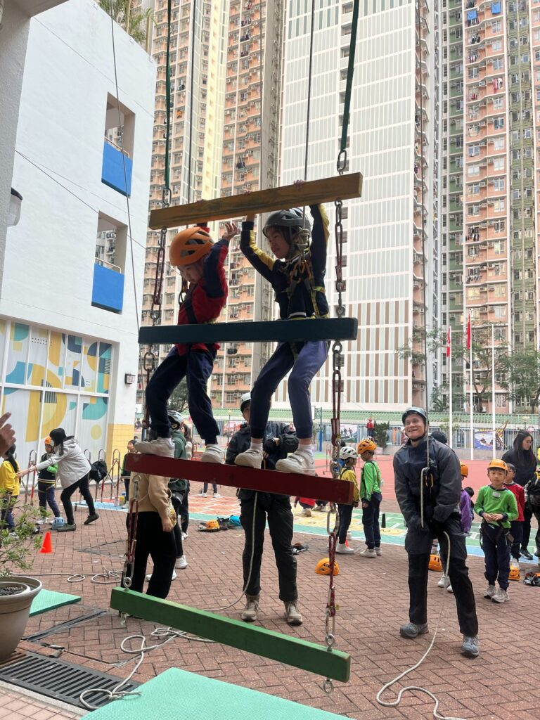 若說第一篇是香港青少輔導協會|黃雅韜(Otto)的起點,那麼第二篇談的就是他如何在變化中走穩。疫情重擊活動與訓練行業,很多人選擇轉行求存;他卻在限制中找到新做法,把原本在營地進行的體驗活動帶進校園,逐步與超過幾十間學校合作。更重要的是,他看見行業的人才斷層,開始把心力投放到培訓與傳承——希望不是只做好一場活動,而是讓整個行業有人接棒。