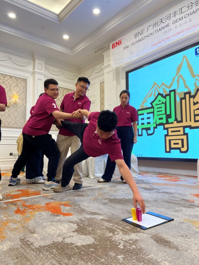 若說第一篇是香港青少輔導協會|黃雅韜(Otto)的起點,那麼第二篇談的就是他如何在變化中走穩。疫情重擊活動與訓練行業,很多人選擇轉行求存;他卻在限制中找到新做法,把原本在營地進行的體驗活動帶進校園,逐步與超過幾十間學校合作。更重要的是,他看見行業的人才斷層,開始把心力投放到培訓與傳承——希望不是只做好一場活動,而是讓整個行業有人接棒。