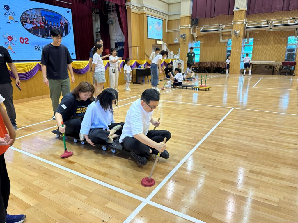若說第一篇是香港青少輔導協會|黃雅韜(Otto)的起點,那麼第二篇談的就是他如何在變化中走穩。疫情重擊活動與訓練行業,很多人選擇轉行求存;他卻在限制中找到新做法,把原本在營地進行的體驗活動帶進校園,逐步與超過幾十間學校合作。更重要的是,他看見行業的人才斷層,開始把心力投放到培訓與傳承——希望不是只做好一場活動,而是讓整個行業有人接棒。