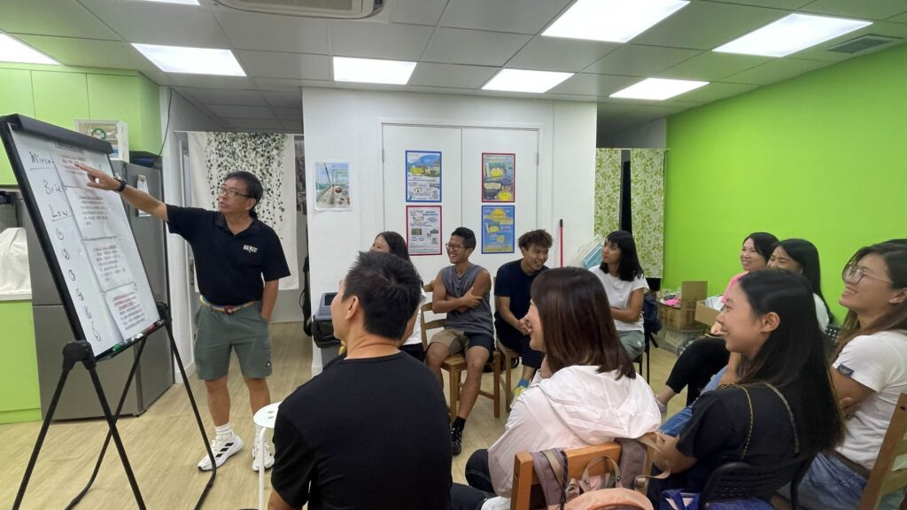 若說第一篇是香港青少輔導協會|黃雅韜(Otto)的起點,那麼第二篇談的就是他如何在變化中走穩。疫情重擊活動與訓練行業,很多人選擇轉行求存;他卻在限制中找到新做法,把原本在營地進行的體驗活動帶進校園,逐步與超過幾十間學校合作。更重要的是,他看見行業的人才斷層,開始把心力投放到培訓與傳承——希望不是只做好一場活動,而是讓整個行業有人接棒。