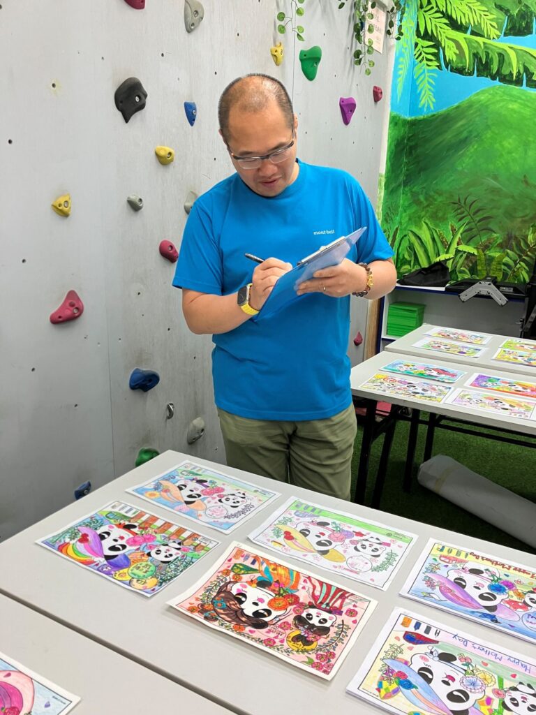 你可能見過很多「做青少年工作的人」,但不一定見過一個把人生走成「可複製的路」的人。香港青少輔導協會|黃雅韜(Otto)由 IVE 的朋輩輔導員訓練出發,靠一次次落場、一次次承擔,慢慢走到能把服務做成平台、把一群人聚成隊伍的位置。這篇不是成功學,而是一段很香港、很真實的累積:當一個人願意把「想幫人」變成具體行動,原來就能在制度與資源的縫隙裡,為年輕人開多一條路。