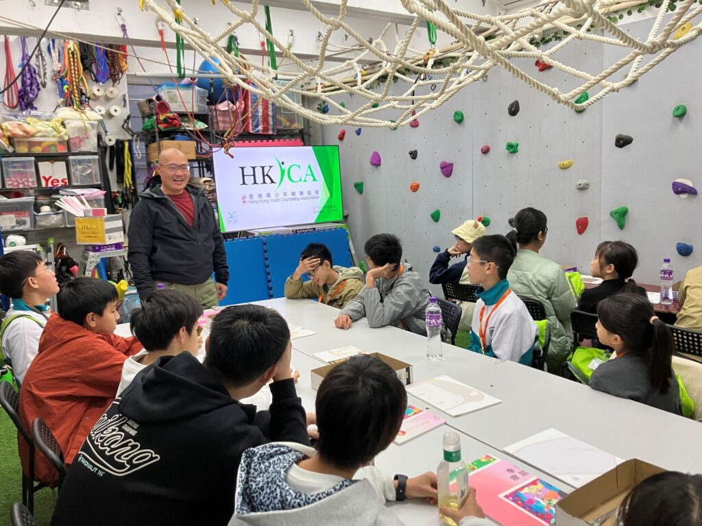 你可能見過很多「做青少年工作的人」,但不一定見過一個把人生走成「可複製的路」的人。香港青少輔導協會|黃雅韜(Otto)由 IVE 的朋輩輔導員訓練出發,靠一次次落場、一次次承擔,慢慢走到能把服務做成平台、把一群人聚成隊伍的位置。這篇不是成功學,而是一段很香港、很真實的累積:當一個人願意把「想幫人」變成具體行動,原來就能在制度與資源的縫隙裡,為年輕人開多一條路。