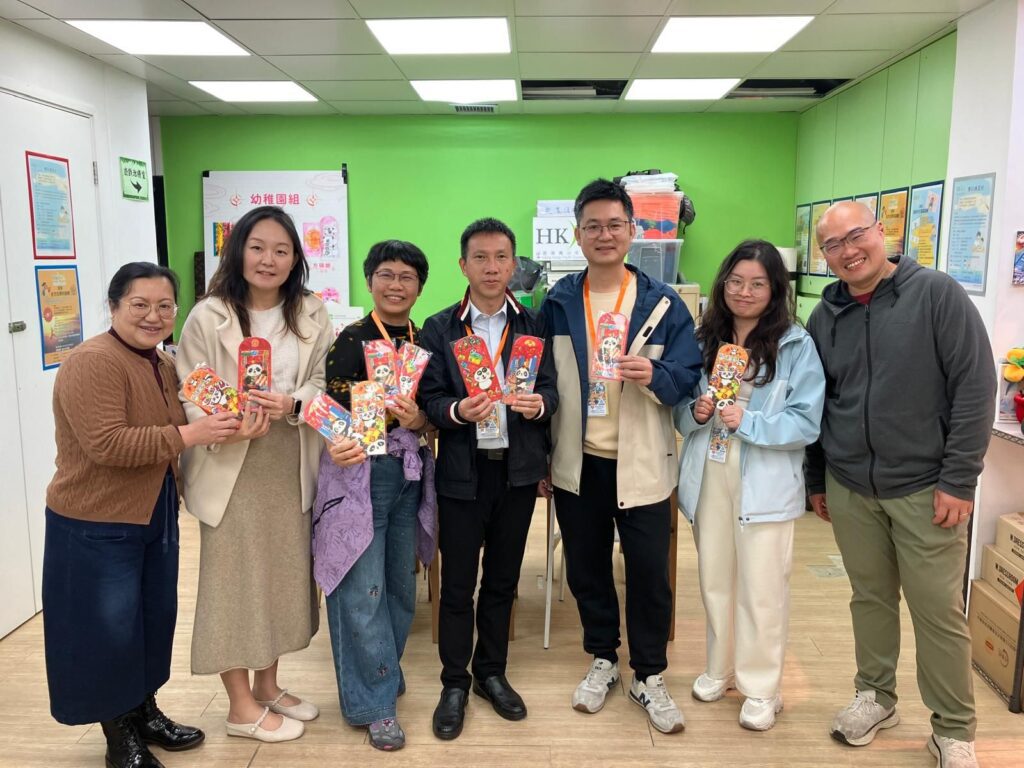 你可能見過很多「做青少年工作的人」,但不一定見過一個把人生走成「可複製的路」的人。香港青少輔導協會|黃雅韜(Otto)由 IVE 的朋輩輔導員訓練出發,靠一次次落場、一次次承擔,慢慢走到能把服務做成平台、把一群人聚成隊伍的位置。這篇不是成功學,而是一段很香港、很真實的累積:當一個人願意把「想幫人」變成具體行動,原來就能在制度與資源的縫隙裡,為年輕人開多一條路。