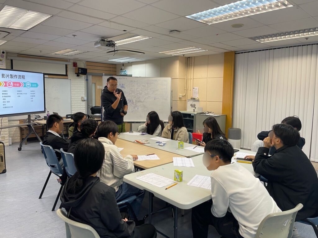 姜少聰 Samuel 原本是一位設計師,從事印刷、廣告到室內設計,事業發展穩定,卻在一次突如其來的身體警號下重新思考人生方向。他沒有選擇繼續向上爬,而是走進社會的邊緣,在非牟利機構 兒童樂園基金會 創立了Project C&C,專門為SEN(特殊教育需要)學生提供攝影、拍片和媒體創作課程。十年來,他一直營運整個項目,走入學校、院舍和社區,透過創意教育陪伴一群被忽略的年輕人重新建立自信與目標。他相信,教育不只是教知識,更是在他們灰暗人生中點起一點光。這篇文章將帶你認識他的轉變、信仰如何引導他前行,以及這段堅持背後的故事與意義。