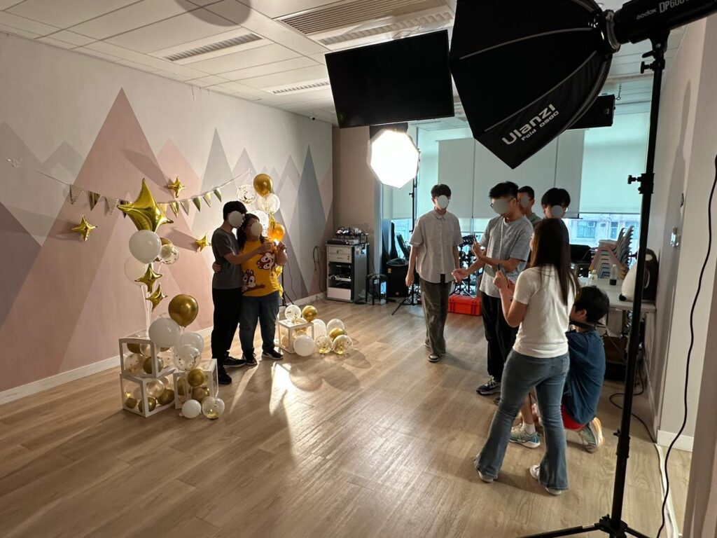 姜少聰 Samuel 原本是一位設計師,從事印刷、廣告到室內設計,事業發展穩定,卻在一次突如其來的身體警號下重新思考人生方向。他沒有選擇繼續向上爬,而是走進社會的邊緣,在非牟利機構 兒童樂園基金會 創立了Project C&C,專門為SEN(特殊教育需要)學生提供攝影、拍片和媒體創作課程。十年來,他一直營運整個項目,走入學校、院舍和社區,透過創意教育陪伴一群被忽略的年輕人重新建立自信與目標。他相信,教育不只是教知識,更是在他們灰暗人生中點起一點光。這篇文章將帶你認識他的轉變、信仰如何引導他前行,以及這段堅持背後的故事與意義。