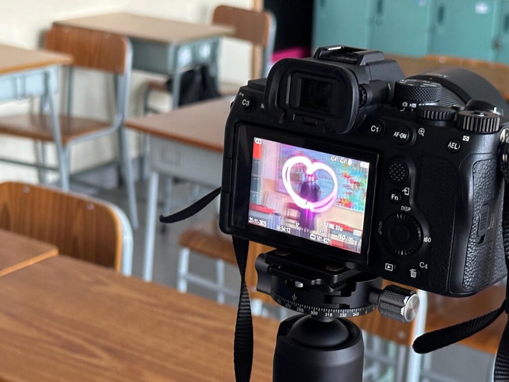 姜少聰 Samuel 原本是一位設計師,從事印刷、廣告到室內設計,事業發展穩定,卻在一次突如其來的身體警號下重新思考人生方向。他沒有選擇繼續向上爬,而是走進社會的邊緣,在非牟利機構 兒童樂園基金會 創立了Project C&C,專門為SEN(特殊教育需要)學生提供攝影、拍片和媒體創作課程。十年來,他一直營運整個項目,走入學校、院舍和社區,透過創意教育陪伴一群被忽略的年輕人重新建立自信與目標。他相信,教育不只是教知識,更是在他們灰暗人生中點起一點光。這篇文章將帶你認識他的轉變、信仰如何引導他前行,以及這段堅持背後的故事與意義。