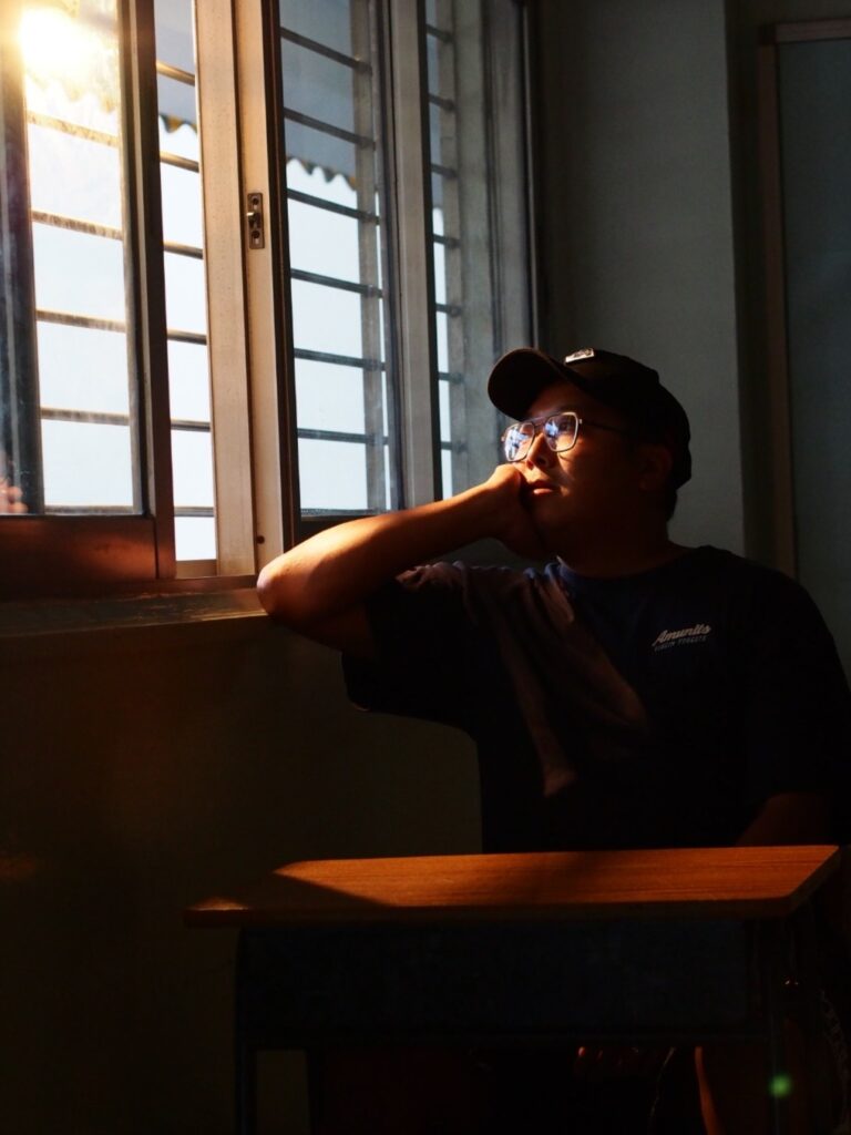 姜少聰 Samuel 原本是一位設計師,從事印刷、廣告到室內設計,事業發展穩定,卻在一次突如其來的身體警號下重新思考人生方向。他沒有選擇繼續向上爬,而是走進社會的邊緣,在非牟利機構 兒童樂園基金會 創立了Project C&C,專門為SEN(特殊教育需要)學生提供攝影、拍片和媒體創作課程。十年來,他一直營運整個項目,走入學校、院舍和社區,透過創意教育陪伴一群被忽略的年輕人重新建立自信與目標。他相信,教育不只是教知識,更是在他們灰暗人生中點起一點光。這篇文章將帶你認識他的轉變、信仰如何引導他前行,以及這段堅持背後的故事與意義。