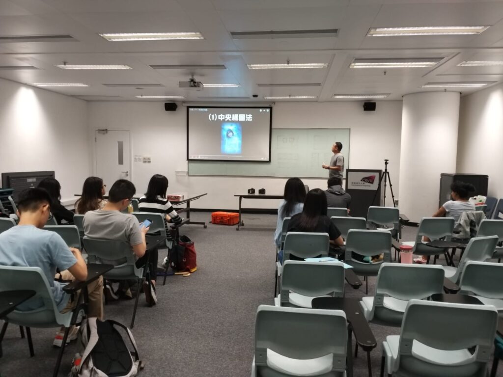 姜少聰 Samuel 原本是一位設計師,從事印刷、廣告到室內設計,事業發展穩定,卻在一次突如其來的身體警號下重新思考人生方向。他沒有選擇繼續向上爬,而是走進社會的邊緣,在非牟利機構 兒童樂園基金會 創立了Project C&C,專門為SEN(特殊教育需要)學生提供攝影、拍片和媒體創作課程。十年來,他一直營運整個項目,走入學校、院舍和社區,透過創意教育陪伴一群被忽略的年輕人重新建立自信與目標。他相信,教育不只是教知識,更是在他們灰暗人生中點起一點光。這篇文章將帶你認識他的轉變、信仰如何引導他前行,以及這段堅持背後的故事與意義。