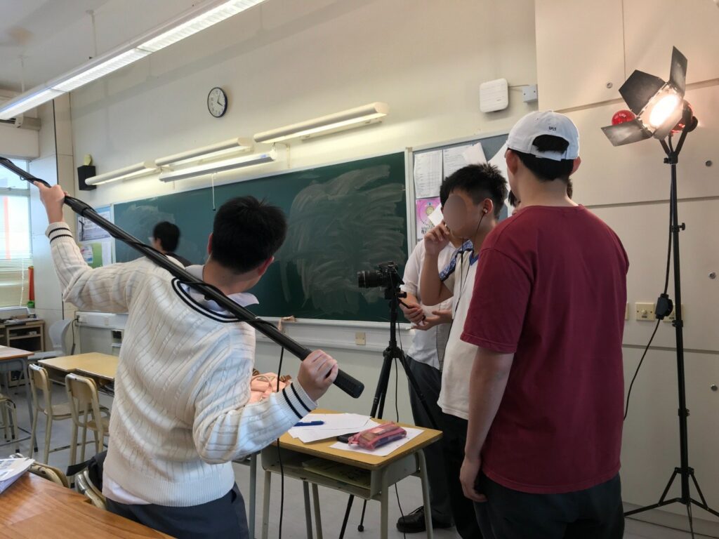 姜少聰 Samuel 原本是一位設計師,從事印刷、廣告到室內設計,事業發展穩定,卻在一次突如其來的身體警號下重新思考人生方向。他沒有選擇繼續向上爬,而是走進社會的邊緣,在非牟利機構 兒童樂園基金會 創立了Project C&C,專門為SEN(特殊教育需要)學生提供攝影、拍片和媒體創作課程。十年來,他一直營運整個項目,走入學校、院舍和社區,透過創意教育陪伴一群被忽略的年輕人重新建立自信與目標。他相信,教育不只是教知識,更是在他們灰暗人生中點起一點光。這篇文章將帶你認識他的轉變、信仰如何引導他前行,以及這段堅持背後的故事與意義。