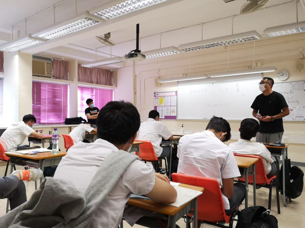 姜少聰 Samuel 原本是一位設計師,從事印刷、廣告到室內設計,事業發展穩定,卻在一次突如其來的身體警號下重新思考人生方向。他沒有選擇繼續向上爬,而是走進社會的邊緣,在非牟利機構 兒童樂園基金會 創立了Project C&C,專門為SEN(特殊教育需要)學生提供攝影、拍片和媒體創作課程。十年來,他一直營運整個項目,走入學校、院舍和社區,透過創意教育陪伴一群被忽略的年輕人重新建立自信與目標。他相信,教育不只是教知識,更是在他們灰暗人生中點起一點光。這篇文章將帶你認識他的轉變、信仰如何引導他前行,以及這段堅持背後的故事與意義。