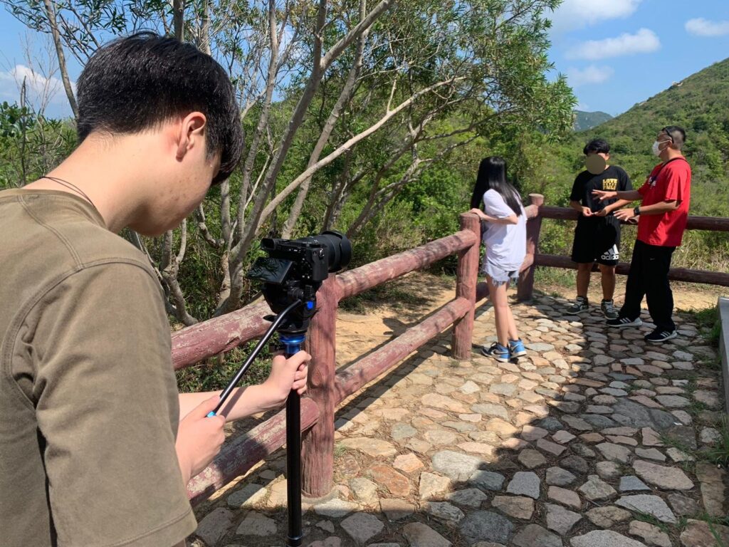 姜少聰 Samuel 原本是一位設計師,從事印刷、廣告到室內設計,事業發展穩定,卻在一次突如其來的身體警號下重新思考人生方向。他沒有選擇繼續向上爬,而是走進社會的邊緣,在非牟利機構 兒童樂園基金會 創立了Project C&C,專門為SEN(特殊教育需要)學生提供攝影、拍片和媒體創作課程。十年來,他一直營運整個項目,走入學校、院舍和社區,透過創意教育陪伴一群被忽略的年輕人重新建立自信與目標。他相信,教育不只是教知識,更是在他們灰暗人生中點起一點光。這篇文章將帶你認識他的轉變、信仰如何引導他前行,以及這段堅持背後的故事與意義。