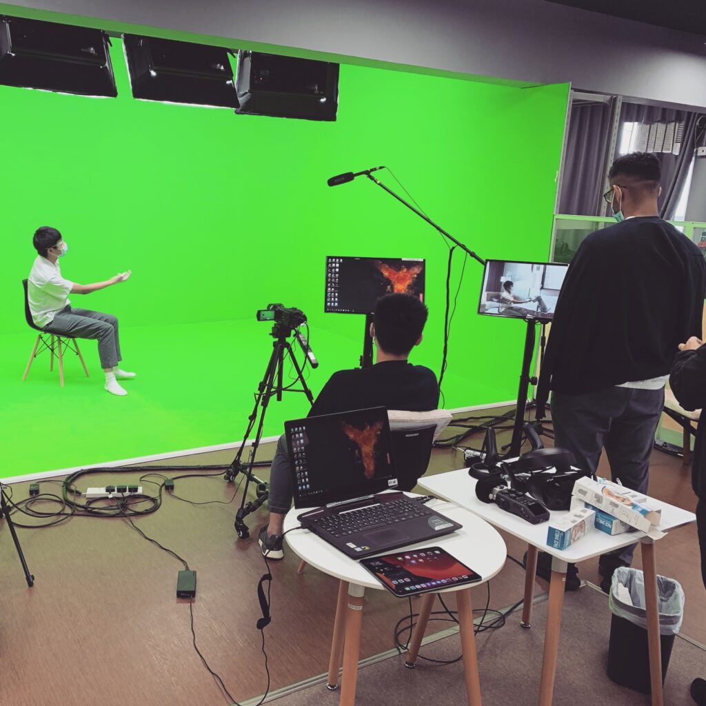 姜少聰 Samuel 原本是一位設計師,從事印刷、廣告到室內設計,事業發展穩定,卻在一次突如其來的身體警號下重新思考人生方向。他沒有選擇繼續向上爬,而是走進社會的邊緣,在非牟利機構 兒童樂園基金會 創立了Project C&C,專門為SEN(特殊教育需要)學生提供攝影、拍片和媒體創作課程。十年來,他一直營運整個項目,走入學校、院舍和社區,透過創意教育陪伴一群被忽略的年輕人重新建立自信與目標。他相信,教育不只是教知識,更是在他們灰暗人生中點起一點光。這篇文章將帶你認識他的轉變、信仰如何引導他前行,以及這段堅持背後的故事與意義。