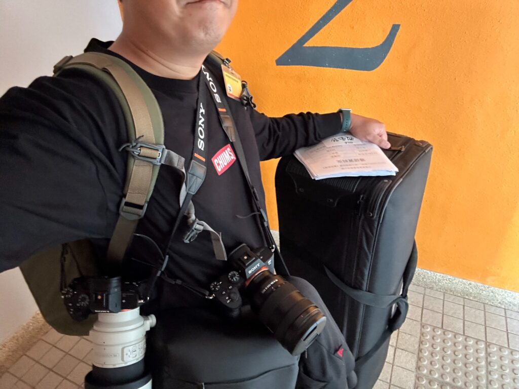 姜少聰 Samuel 原本是一位設計師,從事印刷、廣告到室內設計,事業發展穩定,卻在一次突如其來的身體警號下重新思考人生方向。他沒有選擇繼續向上爬,而是走進社會的邊緣,在非牟利機構 兒童樂園基金會 創立了Project C&C,專門為SEN(特殊教育需要)學生提供攝影、拍片和媒體創作課程。十年來,他一直營運整個項目,走入學校、院舍和社區,透過創意教育陪伴一群被忽略的年輕人重新建立自信與目標。他相信,教育不只是教知識,更是在他們灰暗人生中點起一點光。這篇文章將帶你認識他的轉變、信仰如何引導他前行,以及這段堅持背後的故事與意義。