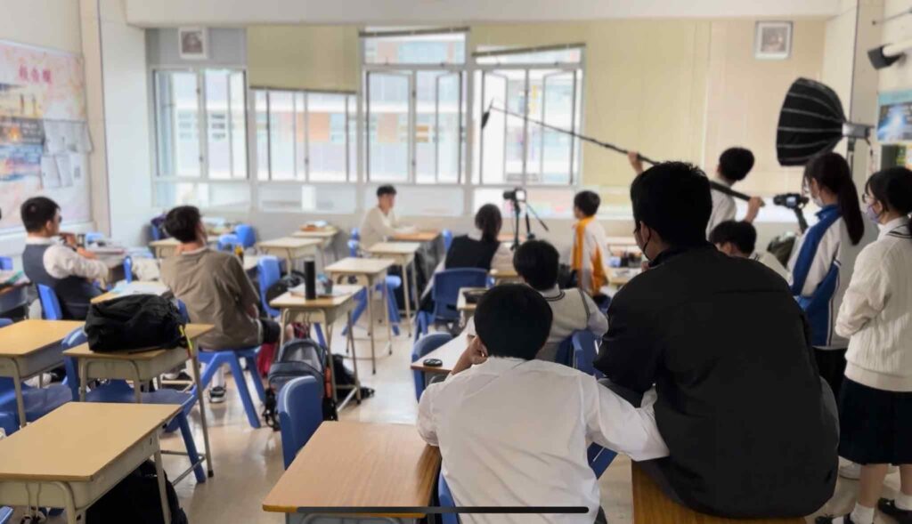 姜少聰 Samuel 原本是一位設計師,從事印刷、廣告到室內設計,事業發展穩定,卻在一次突如其來的身體警號下重新思考人生方向。他沒有選擇繼續向上爬,而是走進社會的邊緣,在非牟利機構 兒童樂園基金會 創立了Project C&C,專門為SEN(特殊教育需要)學生提供攝影、拍片和媒體創作課程。十年來,他一直營運整個項目,走入學校、院舍和社區,透過創意教育陪伴一群被忽略的年輕人重新建立自信與目標。他相信,教育不只是教知識,更是在他們灰暗人生中點起一點光。這篇文章將帶你認識他的轉變、信仰如何引導他前行,以及這段堅持背後的故事與意義。