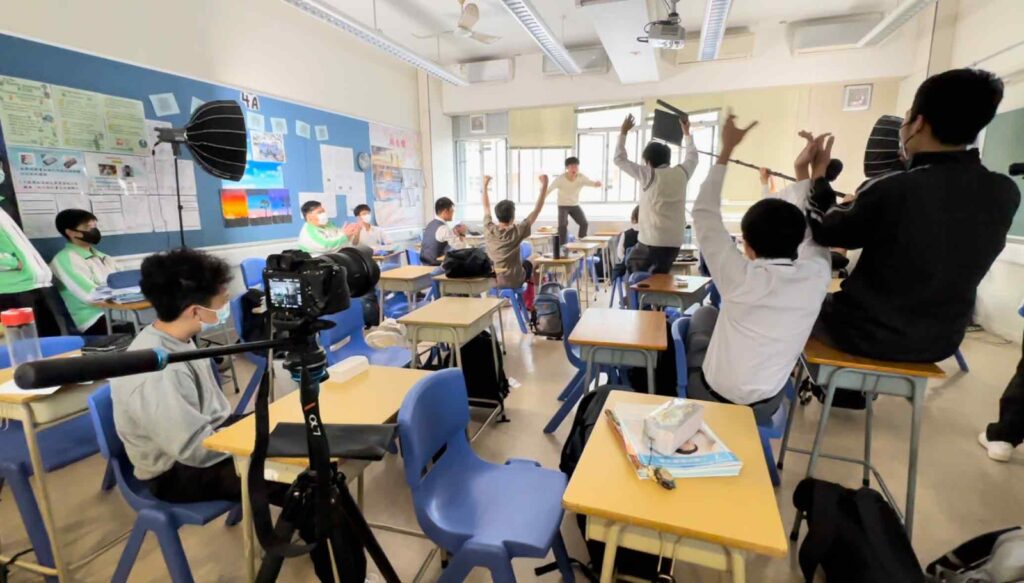 姜少聰 Samuel 原本是一位設計師,從事印刷、廣告到室內設計,事業發展穩定,卻在一次突如其來的身體警號下重新思考人生方向。他沒有選擇繼續向上爬,而是走進社會的邊緣,在非牟利機構 兒童樂園基金會 創立了Project C&C,專門為SEN(特殊教育需要)學生提供攝影、拍片和媒體創作課程。十年來,他一直營運整個項目,走入學校、院舍和社區,透過創意教育陪伴一群被忽略的年輕人重新建立自信與目標。他相信,教育不只是教知識,更是在他們灰暗人生中點起一點光。這篇文章將帶你認識他的轉變、信仰如何引導他前行,以及這段堅持背後的故事與意義。