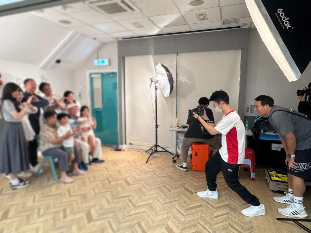 姜少聰 Samuel 原本是一位設計師,從事印刷、廣告到室內設計,事業發展穩定,卻在一次突如其來的身體警號下重新思考人生方向。他沒有選擇繼續向上爬,而是走進社會的邊緣,在非牟利機構 兒童樂園基金會 創立了Project C&C,專門為SEN(特殊教育需要)學生提供攝影、拍片和媒體創作課程。十年來,他一直營運整個項目,走入學校、院舍和社區,透過創意教育陪伴一群被忽略的年輕人重新建立自信與目標。他相信,教育不只是教知識,更是在他們灰暗人生中點起一點光。這篇文章將帶你認識他的轉變、信仰如何引導他前行,以及這段堅持背後的故事與意義。