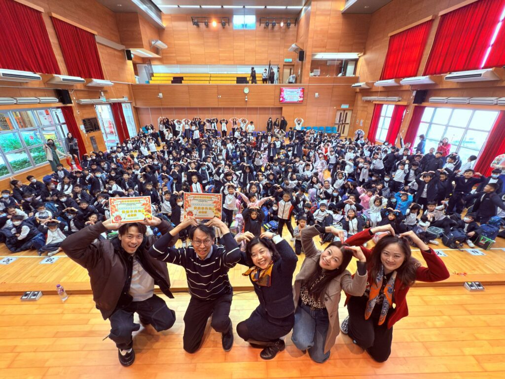 走進丹拿山循道學校最先感受到的未必是牆上獎狀,而是一種很實在的氣氛——人與人之間願意靠近、願意聆聽、也願意彼此成就。徐婉碧校長把這種感覺形容為「溫度」。她說,家長曾在一封很長的電郵中寫道:孩子只在學校短短兩個月,卻適應得很快,「這是一間很有溫度的學校」。徐校長笑說,這個詞她是第一次聽見,卻越想越覺得貼切——因為教育,說到底就是關係;而關係,是可以被用心建立的。