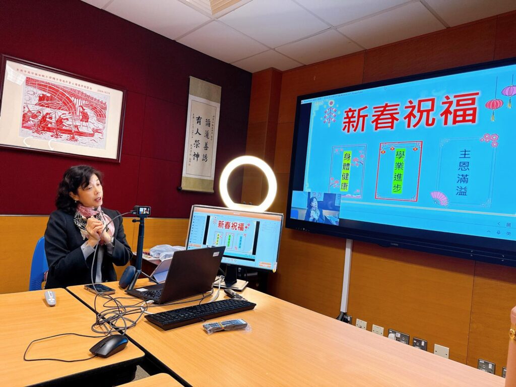 走進丹拿山循道學校最先感受到的未必是牆上獎狀,而是一種很實在的氣氛——人與人之間願意靠近、願意聆聽、也願意彼此成就。徐婉碧校長把這種感覺形容為「溫度」。她說,家長曾在一封很長的電郵中寫道:孩子只在學校短短兩個月,卻適應得很快,「這是一間很有溫度的學校」。徐校長笑說,這個詞她是第一次聽見,卻越想越覺得貼切——因為教育,說到底就是關係;而關係,是可以被用心建立的。