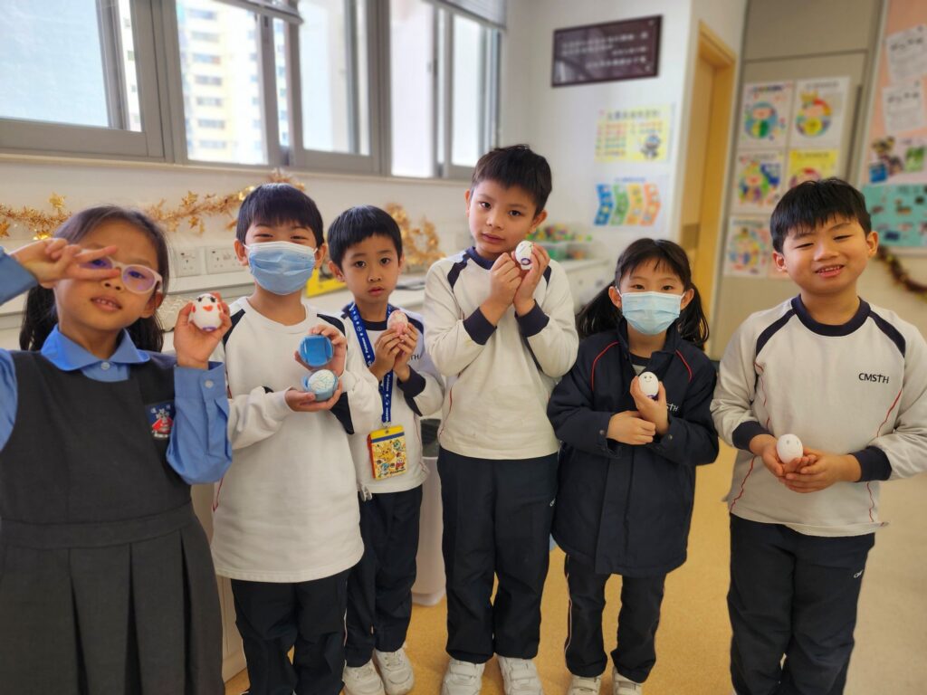 走進丹拿山循道學校最先感受到的未必是牆上獎狀,而是一種很實在的氣氛——人與人之間願意靠近、願意聆聽、也願意彼此成就。徐婉碧校長把這種感覺形容為「溫度」。她說,家長曾在一封很長的電郵中寫道:孩子只在學校短短兩個月,卻適應得很快,「這是一間很有溫度的學校」。徐校長笑說,這個詞她是第一次聽見,卻越想越覺得貼切——因為教育,說到底就是關係;而關係,是可以被用心建立的。