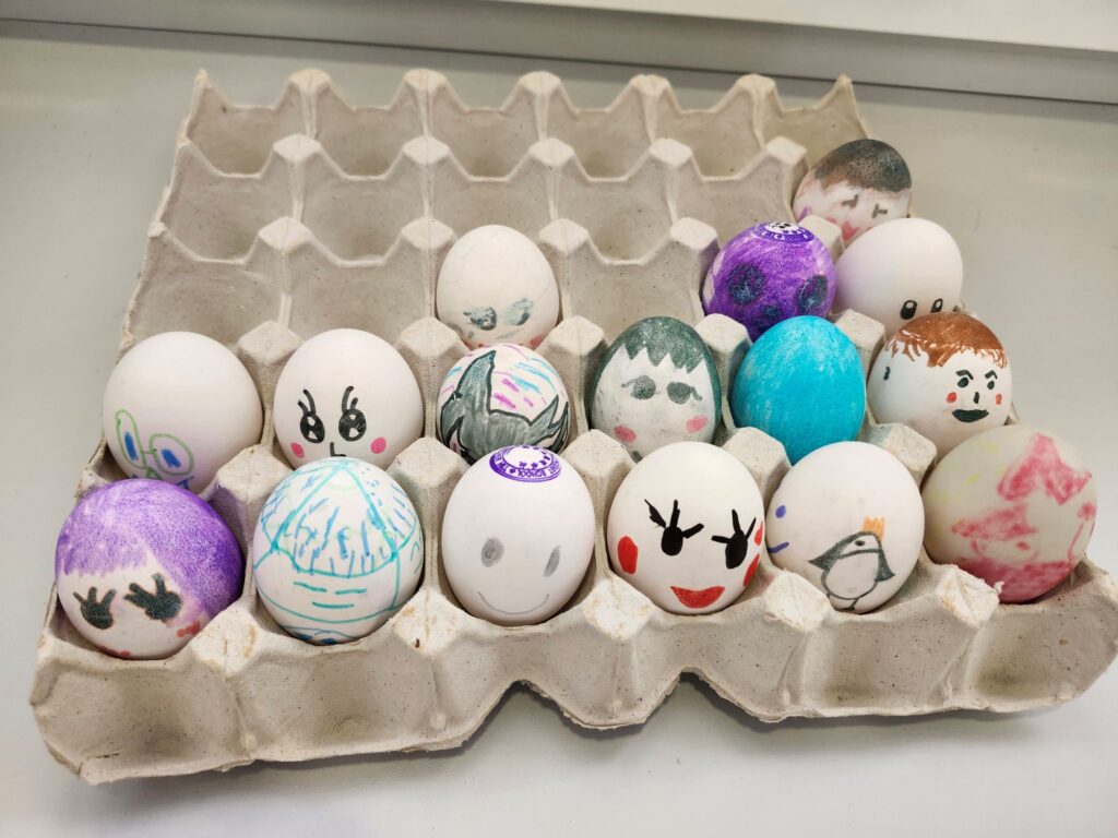 走進丹拿山循道學校最先感受到的未必是牆上獎狀,而是一種很實在的氣氛——人與人之間願意靠近、願意聆聽、也願意彼此成就。徐婉碧校長把這種感覺形容為「溫度」。她說,家長曾在一封很長的電郵中寫道:孩子只在學校短短兩個月,卻適應得很快,「這是一間很有溫度的學校」。徐校長笑說,這個詞她是第一次聽見,卻越想越覺得貼切——因為教育,說到底就是關係;而關係,是可以被用心建立的。