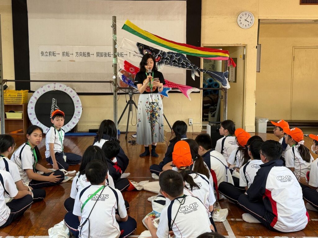 走進丹拿山循道學校最先感受到的未必是牆上獎狀,而是一種很實在的氣氛——人與人之間願意靠近、願意聆聽、也願意彼此成就。徐婉碧校長把這種感覺形容為「溫度」。她說,家長曾在一封很長的電郵中寫道:孩子只在學校短短兩個月,卻適應得很快,「這是一間很有溫度的學校」。徐校長笑說,這個詞她是第一次聽見,卻越想越覺得貼切——因為教育,說到底就是關係;而關係,是可以被用心建立的。