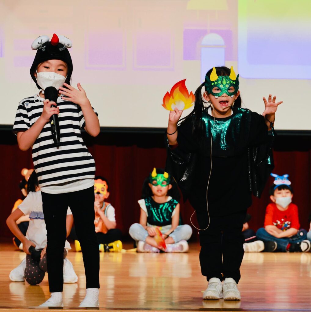 走進丹拿山循道學校最先感受到的未必是牆上獎狀,而是一種很實在的氣氛——人與人之間願意靠近、願意聆聽、也願意彼此成就。徐婉碧校長把這種感覺形容為「溫度」。她說,家長曾在一封很長的電郵中寫道:孩子只在學校短短兩個月,卻適應得很快,「這是一間很有溫度的學校」。徐校長笑說,這個詞她是第一次聽見,卻越想越覺得貼切——因為教育,說到底就是關係;而關係,是可以被用心建立的。