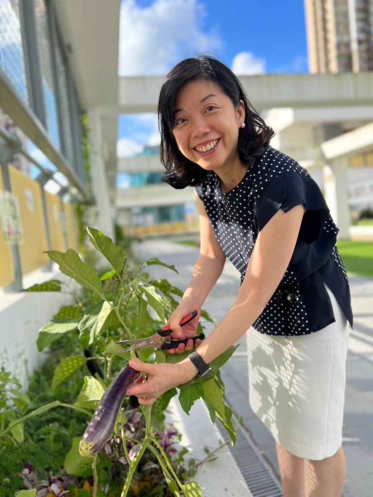 走進丹拿山循道學校最先感受到的未必是牆上獎狀,而是一種很實在的氣氛——人與人之間願意靠近、願意聆聽、也願意彼此成就。徐婉碧校長把這種感覺形容為「溫度」。她說,家長曾在一封很長的電郵中寫道:孩子只在學校短短兩個月,卻適應得很快,「這是一間很有溫度的學校」。徐校長笑說,這個詞她是第一次聽見,卻越想越覺得貼切——因為教育,說到底就是關係;而關係,是可以被用心建立的。