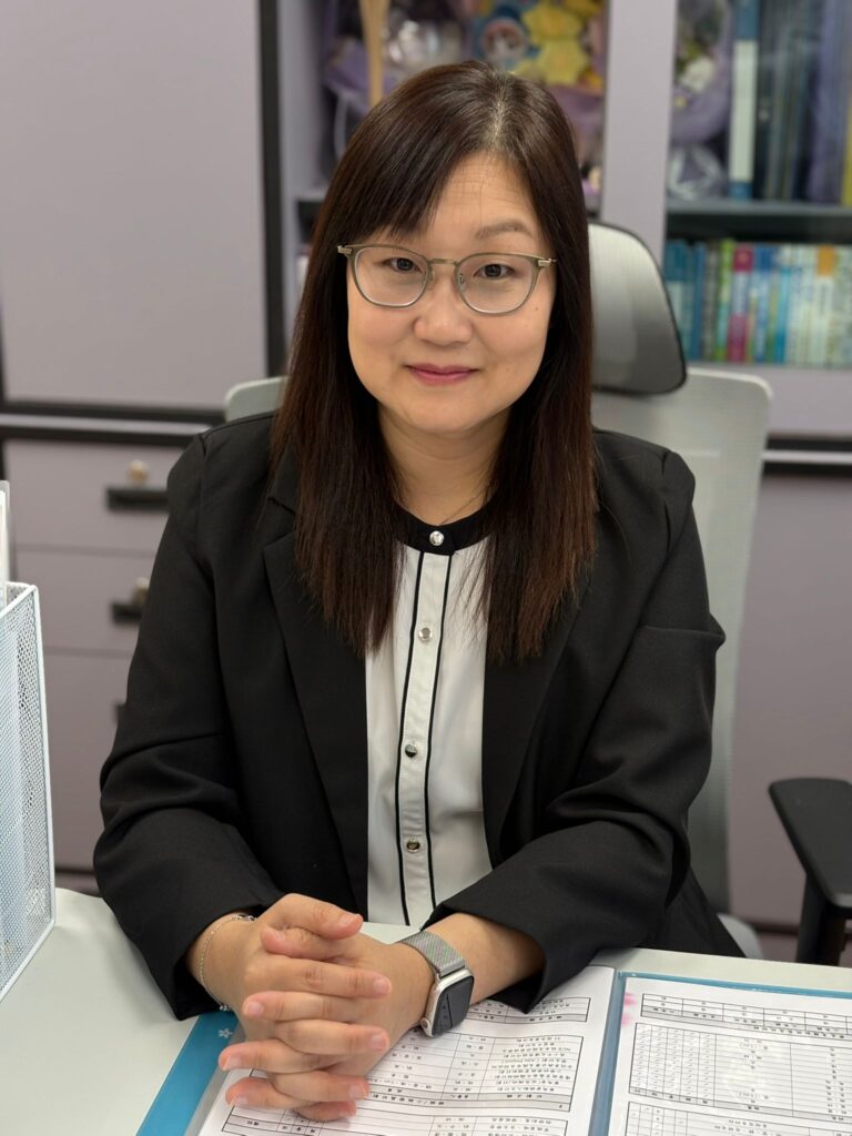 在許大同學校，鄭婉婷校長最常做的事，是把「可能性」交回到孩子手上：有人在課室裡把基礎打穩，有人在舞台上找到自信，也有人在被理解與被鼓勵之中學會好好做人。這篇文章將帶你走近她的教育信念與校園日常——如何凝聚老師團隊、營造關愛而有規範的學習環境，並以多元發展與家校同行作為核心，讓不同背景、不同能力的學生都能被看見、被栽培，走出屬於自己的成長路。