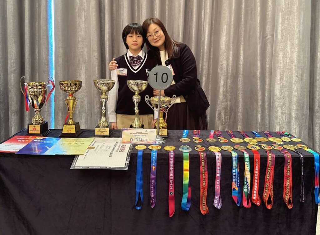 在許大同學校，鄭婉婷校長最常做的事，是把「可能性」交回到孩子手上：有人在課室裡把基礎打穩，有人在舞台上找到自信，也有人在被理解與被鼓勵之中學會好好做人。這篇文章將帶你走近她的教育信念與校園日常——如何凝聚老師團隊、營造關愛而有規範的學習環境，並以多元發展與家校同行作為核心，讓不同背景、不同能力的學生都能被看見、被栽培，走出屬於自己的成長路。