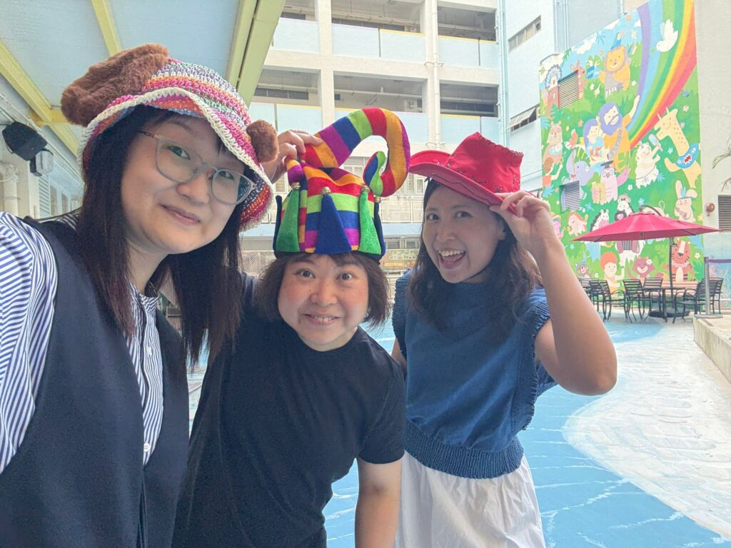 在許大同學校，鄭婉婷校長最常做的事，是把「可能性」交回到孩子手上：有人在課室裡把基礎打穩，有人在舞台上找到自信，也有人在被理解與被鼓勵之中學會好好做人。這篇文章將帶你走近她的教育信念與校園日常——如何凝聚老師團隊、營造關愛而有規範的學習環境，並以多元發展與家校同行作為核心，讓不同背景、不同能力的學生都能被看見、被栽培，走出屬於自己的成長路。