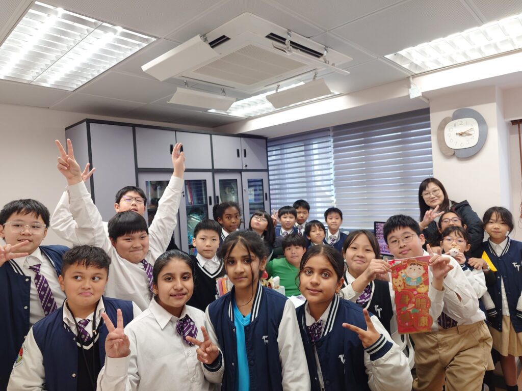 在許大同學校，鄭婉婷校長最常做的事，是把「可能性」交回到孩子手上：有人在課室裡把基礎打穩，有人在舞台上找到自信，也有人在被理解與被鼓勵之中學會好好做人。這篇文章將帶你走近她的教育信念與校園日常——如何凝聚老師團隊、營造關愛而有規範的學習環境，並以多元發展與家校同行作為核心，讓不同背景、不同能力的學生都能被看見、被栽培，走出屬於自己的成長路。