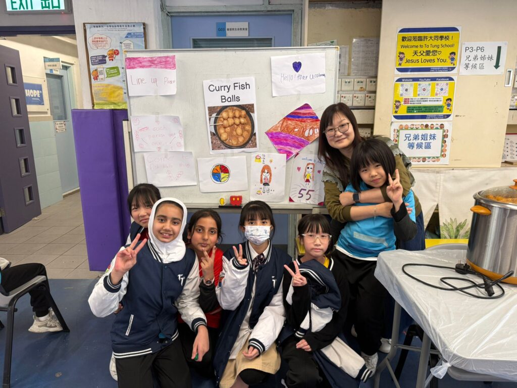 在許大同學校，鄭婉婷校長最常做的事，是把「可能性」交回到孩子手上：有人在課室裡把基礎打穩，有人在舞台上找到自信，也有人在被理解與被鼓勵之中學會好好做人。這篇文章將帶你走近她的教育信念與校園日常——如何凝聚老師團隊、營造關愛而有規範的學習環境，並以多元發展與家校同行作為核心，讓不同背景、不同能力的學生都能被看見、被栽培，走出屬於自己的成長路。