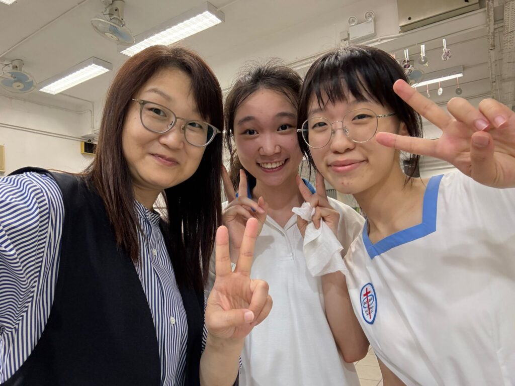 在許大同學校，鄭婉婷校長最常做的事，是把「可能性」交回到孩子手上：有人在課室裡把基礎打穩，有人在舞台上找到自信，也有人在被理解與被鼓勵之中學會好好做人。這篇文章將帶你走近她的教育信念與校園日常——如何凝聚老師團隊、營造關愛而有規範的學習環境，並以多元發展與家校同行作為核心，讓不同背景、不同能力的學生都能被看見、被栽培，走出屬於自己的成長路。