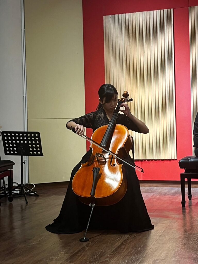 有些故事之所以值得讀下去，不是因為它「勵志」，而是因為它太像我們的日常：明明有一條看起來最穩陣的路，偏偏心裡還有另一個聲音一直在。梁舜媛 Sonnet就在這兩種聲音之間走了很久——五年制護理的訓練、上千小時的實習、輪班的疲憊，都是真的；但她對大提琴與教學的牽掛也是真的。更動人的是，她不是把音樂當成逃離現實，而是把它當成一種「能把感受說出來」的方法：對孩子是情緒出口，對父母與子女則可能是一座重新靠近的橋。這篇專訪，我們從她一次次不捨得放手的瞬間出發，了解她如何把「穩定」走成「喜歡」，也把喜歡活成能照亮別人的日常。